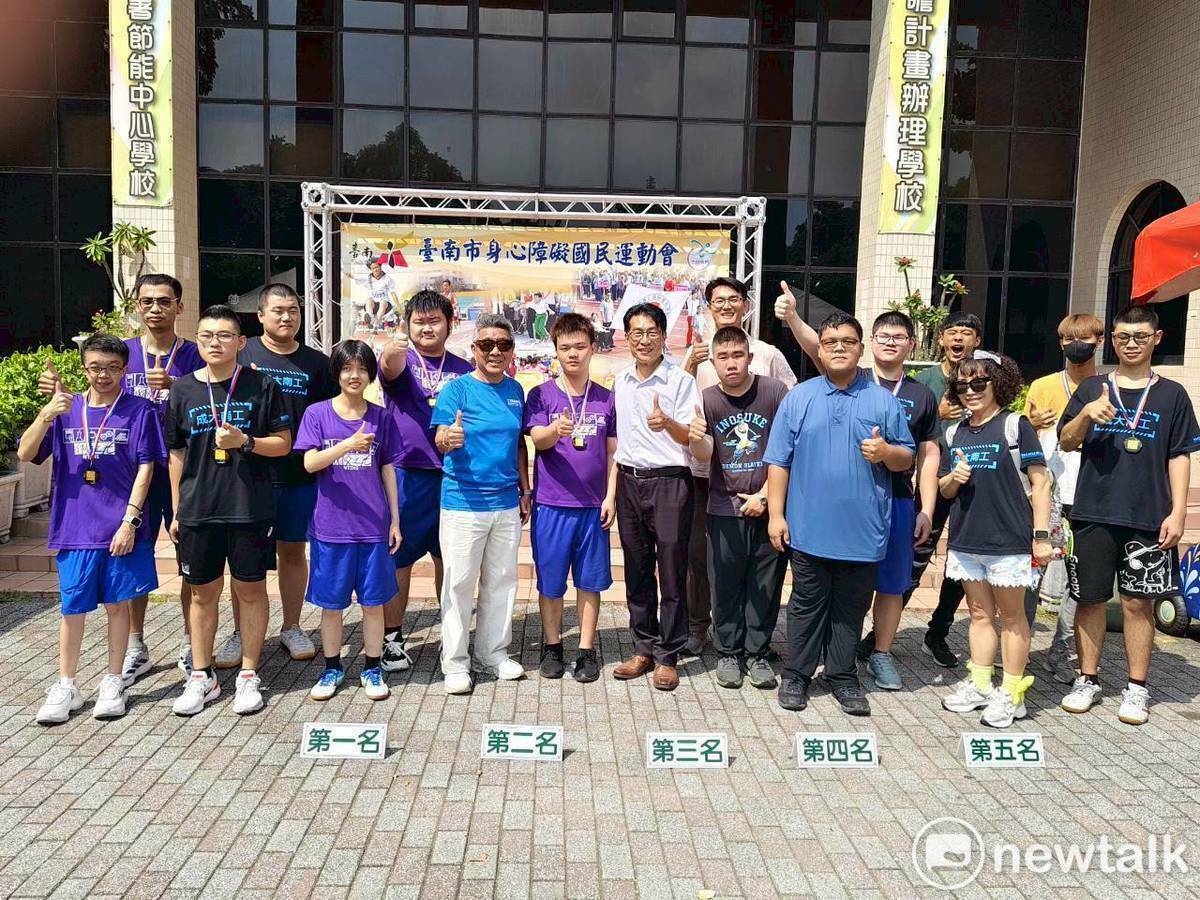 兩年一度的台南市身心障礙國民運動會，今日以身心障礙國民運動會會前賽（桌、羽球賽，地板冰壺表演賽）揭開序幕，賽事在成大南工隆重舉行，約有130位台南市身心障礙桌羽球及地板冰壺選手報名參加。 圖：黃博郎／攝