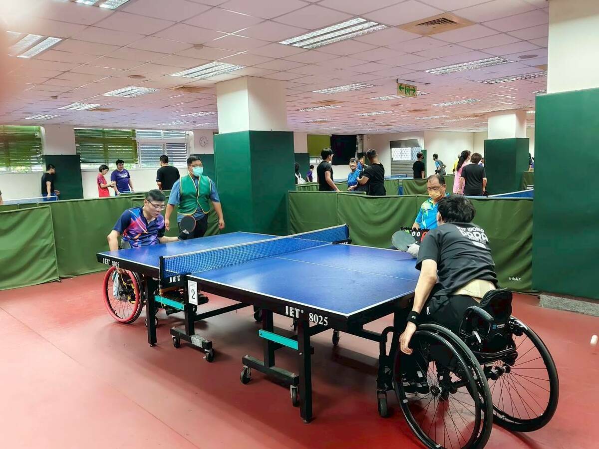 台南市身心障礙國民運動會以身心障礙國民運動會會前賽（桌、羽球賽，地板冰壺表演賽）揭開序幕，賽事在成大南工隆重舉行，約有130位台南市身心障礙桌羽球及地板冰壺選手報名參加。 圖：黃博郎／攝