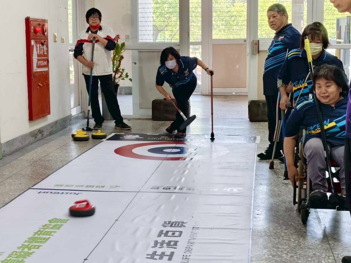 台南市身心障礙國民運動會以身心障礙國民運動會會前賽（桌、羽球賽，地板冰壺表演賽）揭開序幕，賽事在成大南工隆重舉行，約有130位台南市身心障礙桌羽球及地板冰壺選手報名參加。 圖：黃博郎／攝