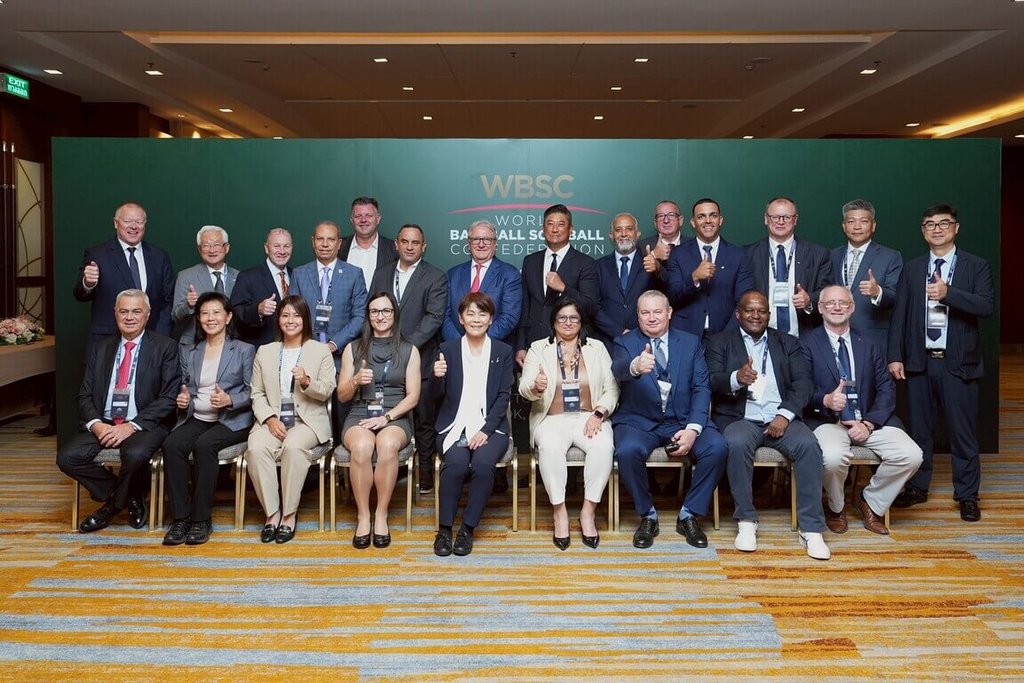 世界棒壘總會（WBSC）會員大會18日在泰國曼谷舉行，執行副會長辜仲諒（後右7）獲在場全體會員代表無異議通過連任。（中華民國棒球協會提供）