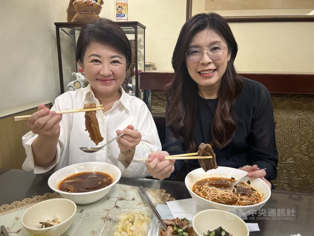 台中市長盧秀燕（左）與新任國民黨主席鄭麗文（右）。（中央社檔案照片）