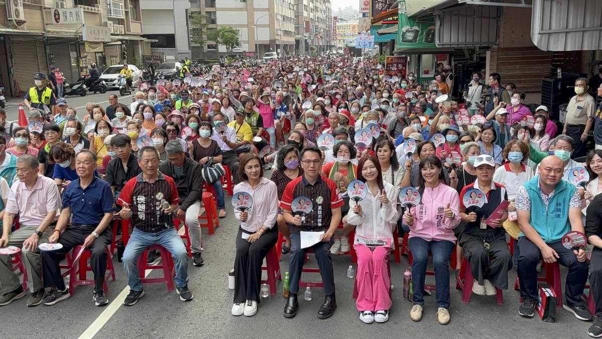 邱議瑩於鳳山市議員林智鴻服務處舉辦第100場座談會，上千民眾擠爆會場。 圖：邱議瑩競選總部/提供