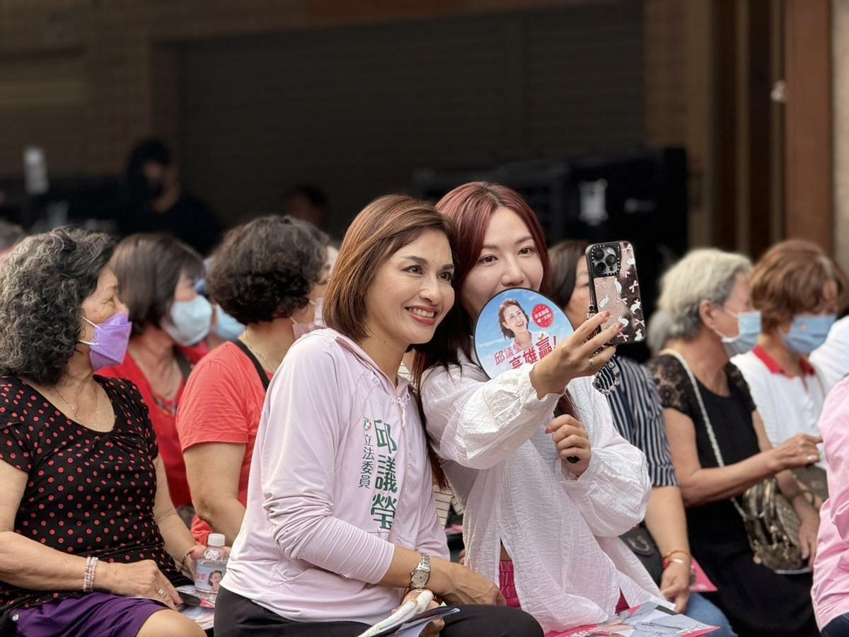 邱議瑩(中左)高人氣無法擋，支持者爭相自拍合影。 圖：邱議瑩競選總部/提供