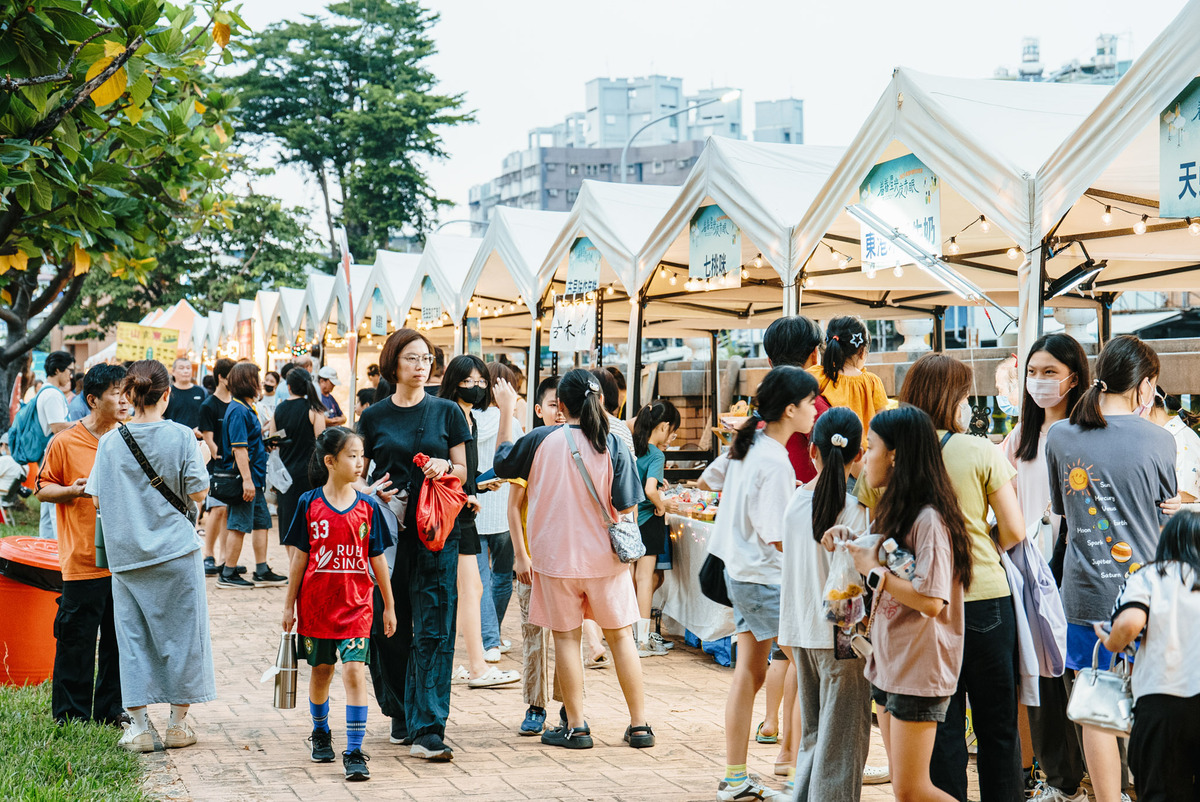 今年高雄市眷村文化節重溫過去眷村居民攜家帶眷逛商展的情景。 圖：高雄市文化局/提供