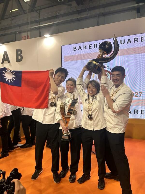 台灣隊18日勇奪2025年世界耶誕麵包錦標賽（Panettone World Championship）總冠軍，團隊舉國旗與獎座合影。 （圖取自台灣駐米蘭辦事處臉書facebook.com）