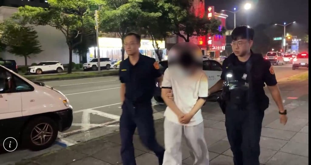 一名25歲外國籍男子聲稱可協助購買BLACKPINK演唱會票卻失約；警方獲報後，初步統計受害者約30人，依背信罪嫌送辦。 圖/警方提供