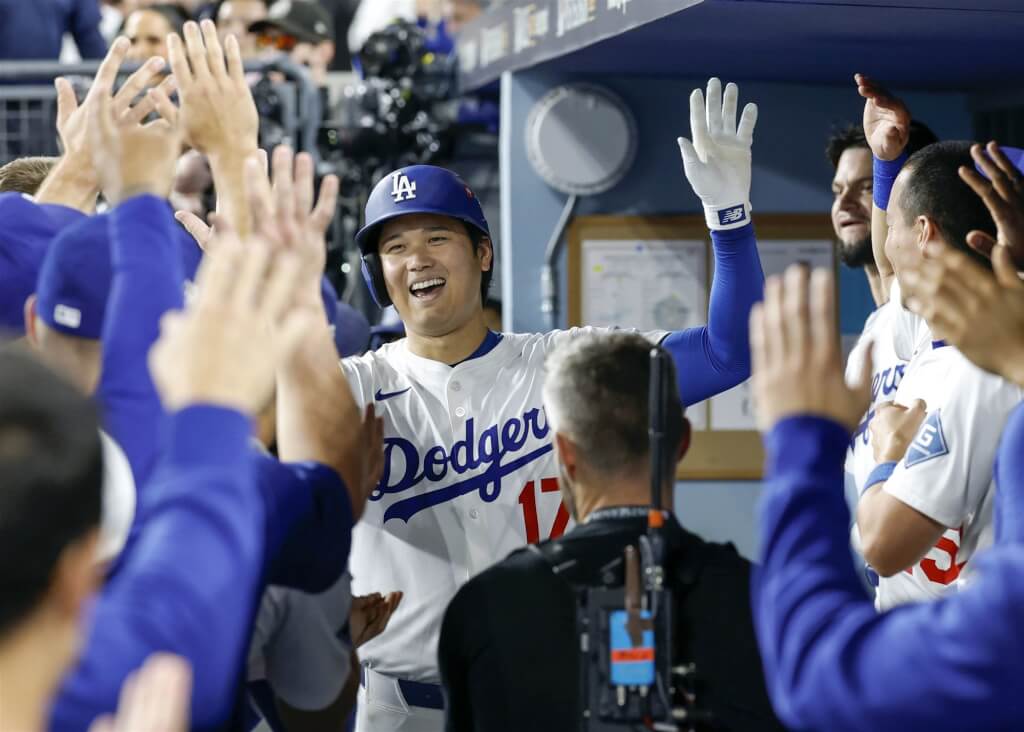 道奇隊大谷翔平（背號17）17日在MLB國聯冠軍系列賽第4戰，展現投、打兩端宰制力，打擊敲出3支全壘打，主投6局10K零失分。（共同社）