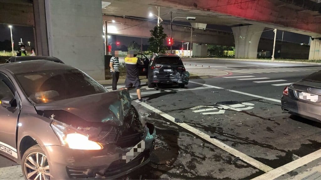 台中市北屯區環中路與榮德路口19日凌晨發生4車連撞事故，小客車因撞擊力道大，車頭引擎蓋都凹陷，嚴重毀損。（民眾提供）中央社記者趙麗妍傳真 114年10月19日