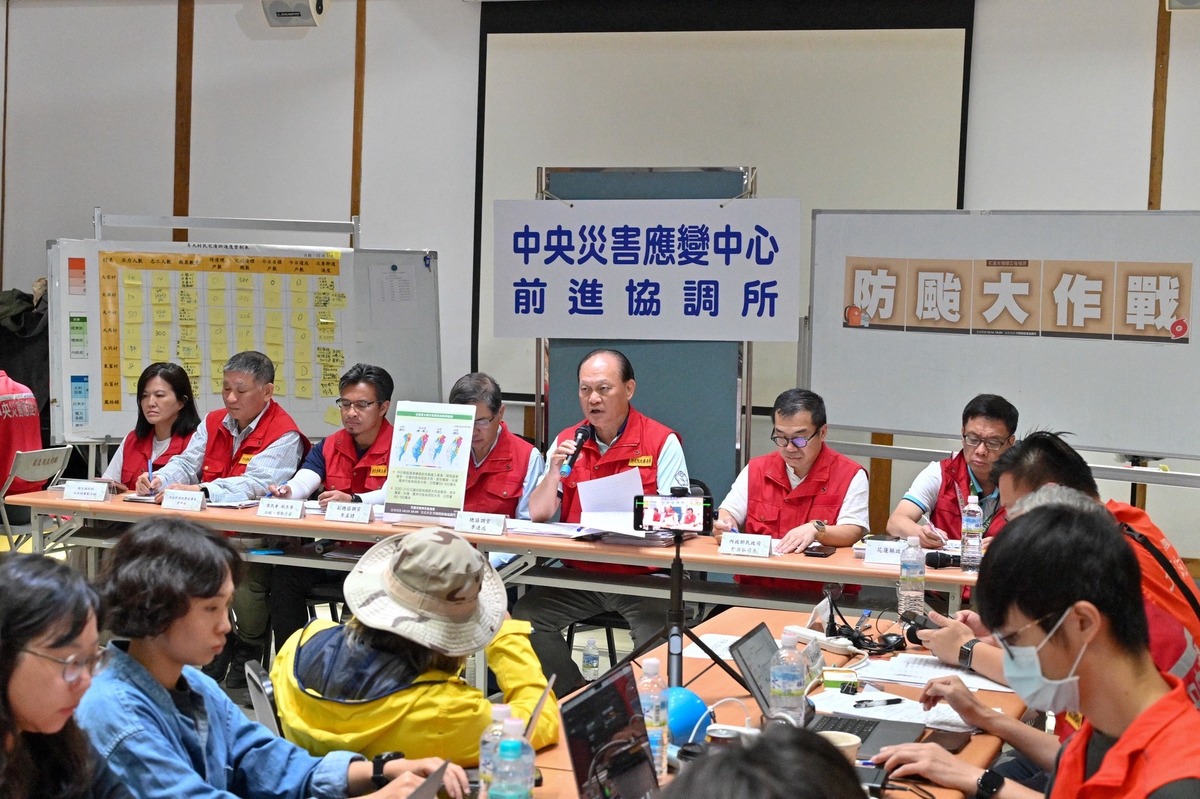 中央災害應變中心前進協調所今日召開也第49次工作會報後記者會，輪到花蓮縣府報告時，行研處長陳建村對總協調官季連成讚美追捧，沒想到遭季連成直接打斷：「講重點」 圖：取自行政院臉書