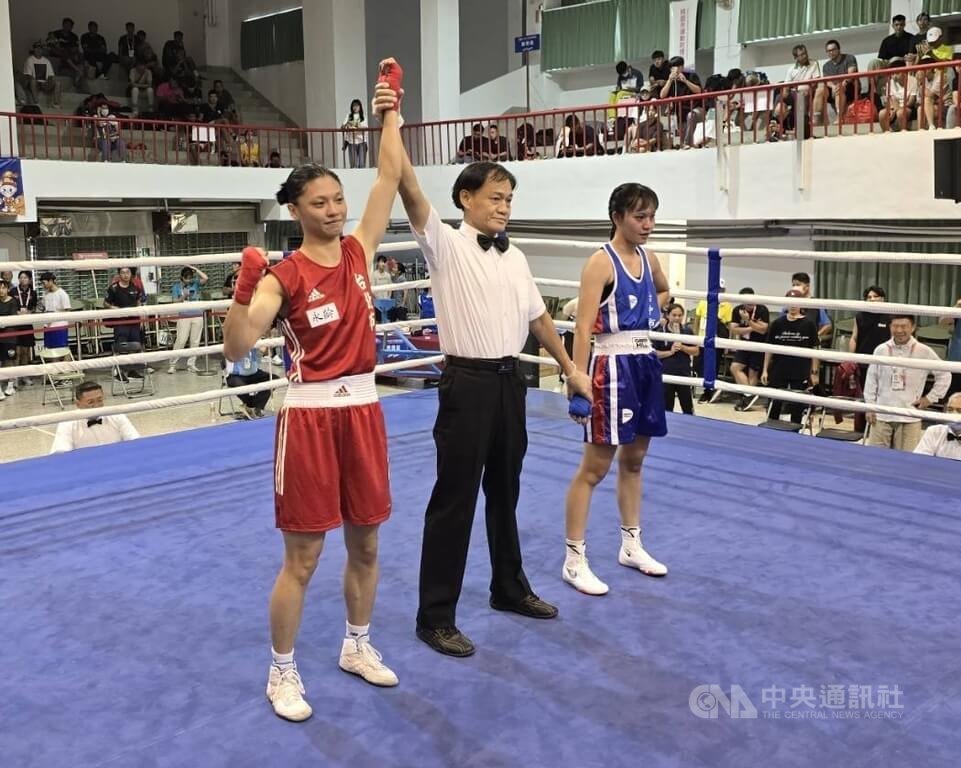 114年全國運動會在雲林，拳擊項目19日進入第2天賽程，「女拳四金釵」之一的好手吳詩儀（紅衣），在女子57公斤級首輪以5比0輕鬆過關、前進4強。中央社記者黎建忠攝　114年10月19日
