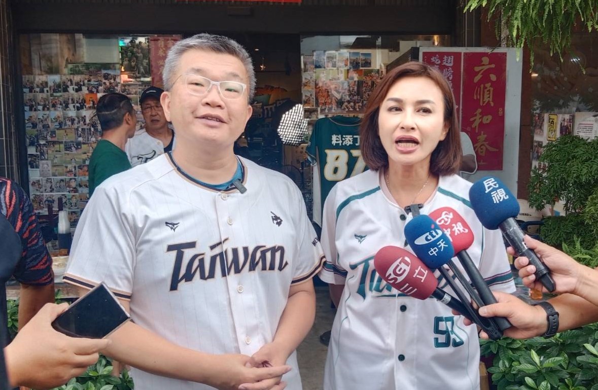 邱議瑩(右)、蔡其昌(左)呼籲球迷多多進場看球，以實際行動支持職棒。 圖：孫家銘攝