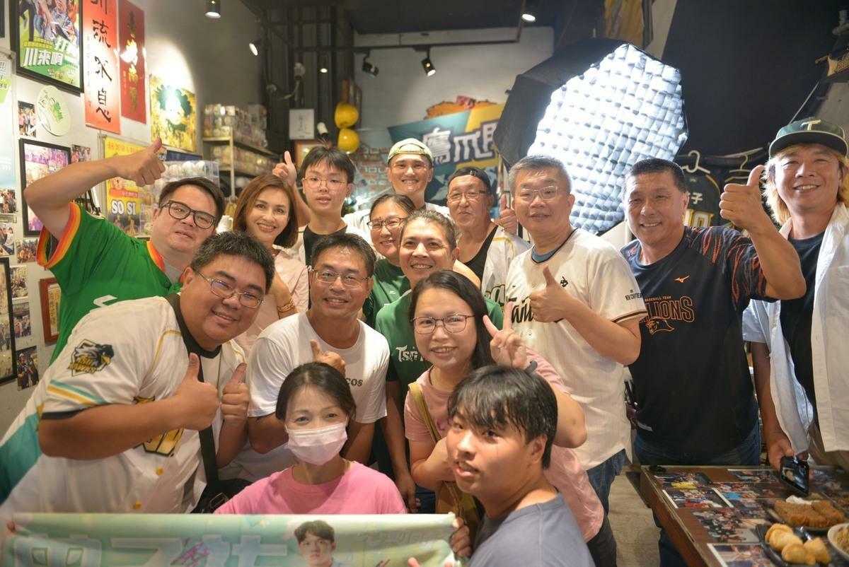 邱議瑩、蔡其昌與球迷一起吃美食、聊棒球。 圖：邱議瑩競選總部/提供