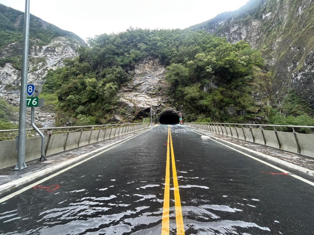 立霧溪燕子口堰塞湖上游集水區持續溢流，水流漫過魯丹橋（圖）。 圖:林業及自然保育署花蓮分署提供