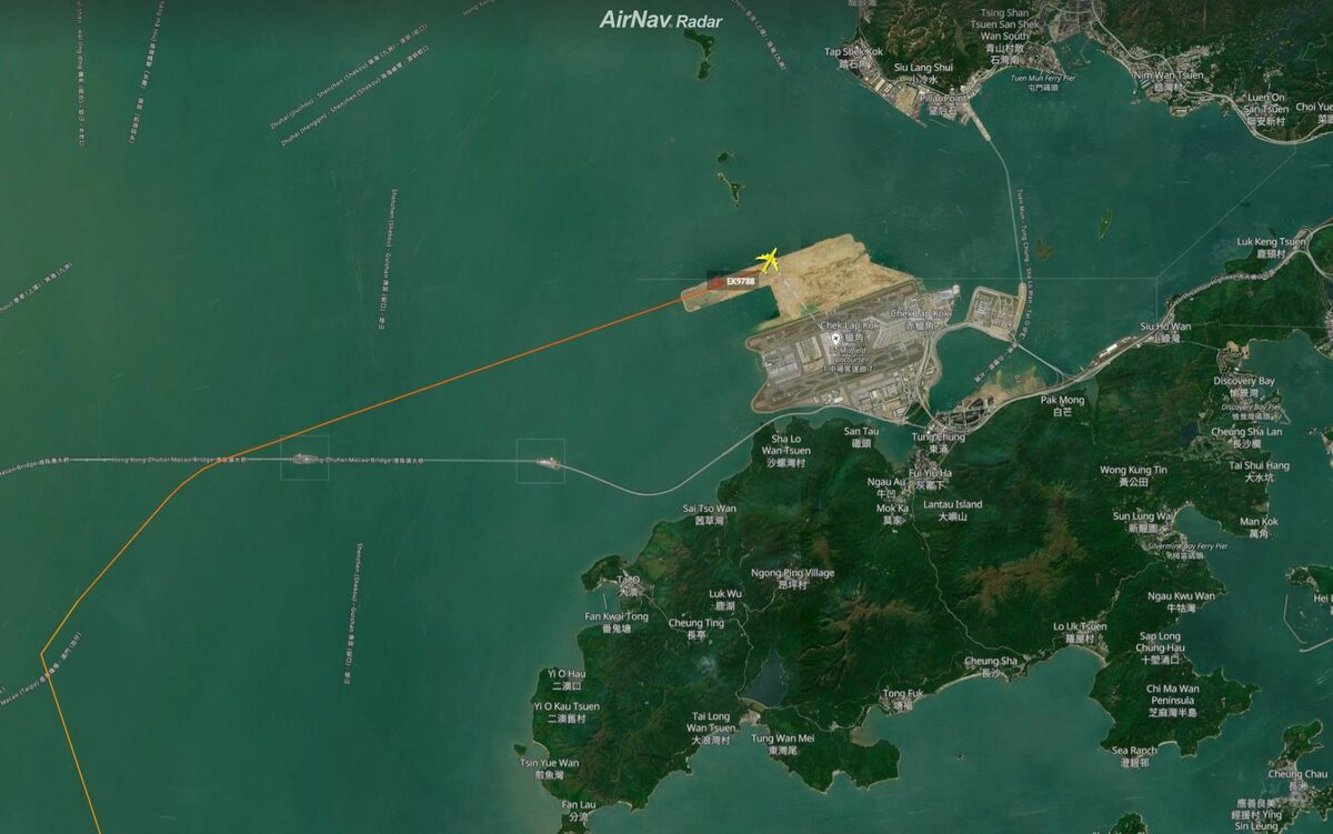 阿聯酋航空貨機降落香港，意外衝出北跑道落海。 圖：翻攝X（前推特）