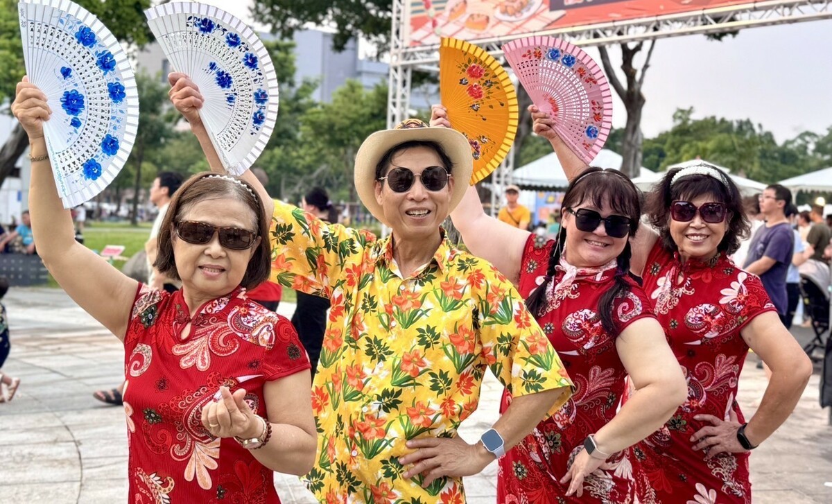民眾特別著復古襯衫及旗袍參加活動。 圖：高雄市觀光局/提供