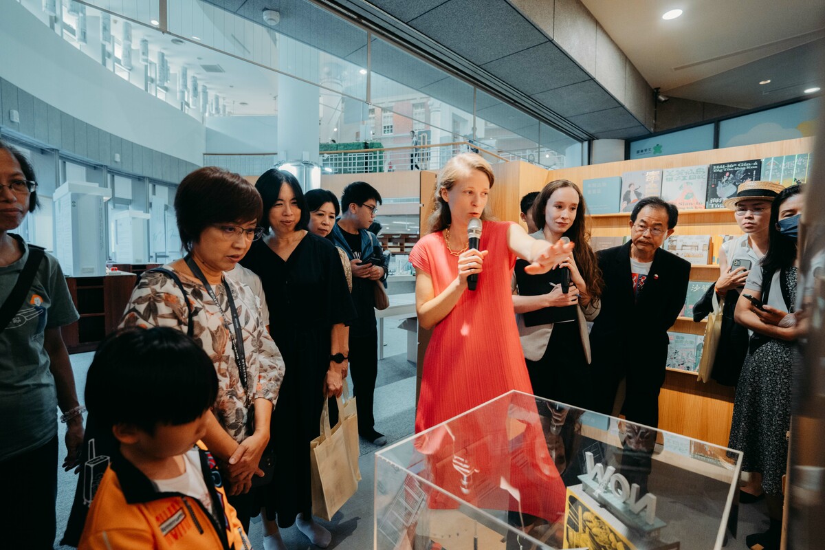 策展人在本月(19)日開幕活動現場，進行導覽。 圖：國立臺灣文學館提供