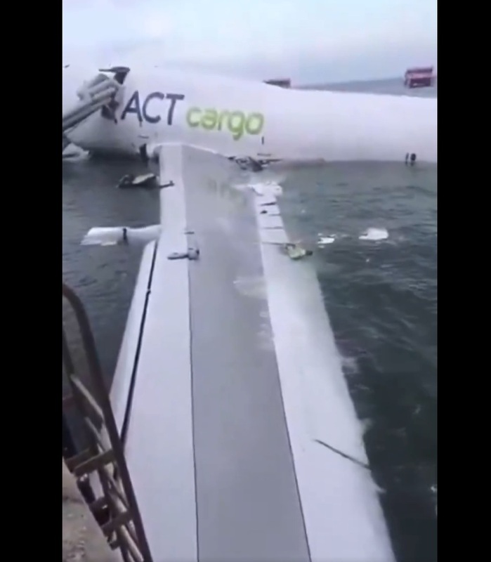 阿聯酋航空貨運航班EK9788，20日凌晨在香港國際機場降落時衝出跑道，墜入海中。 圖：截取自「X」@AviatorsMaldive影片