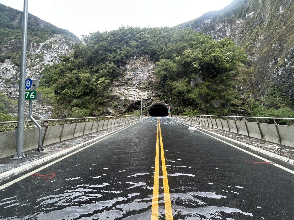 台8線燕子口因立霧溪邊坡坍塌形成堰塞湖，湖水由靳珩隧道口溢流。 圖：取自「林業及自然保育署花蓮分署」臉書