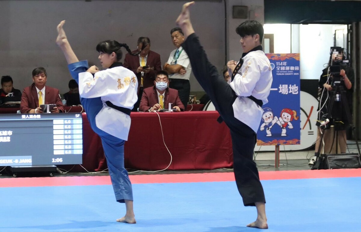 跆拳道品勢混合組男女混雙賽李秉翰(右)、黃品潔(左)合摘金牌。 圖：114年全國運動會籌備處/提供