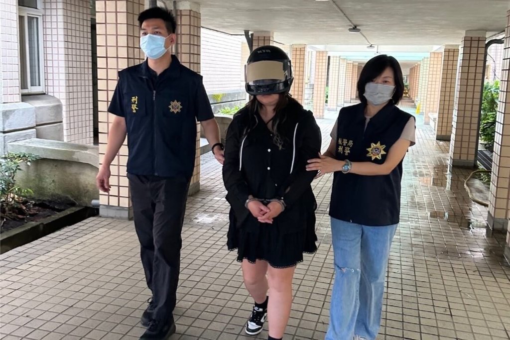 航空警察局表示，台灣籍林姓女子（中）5、6月間在網路認識一名自稱經營跨國生意非常忙碌的男子，她因心動進而交往，雙方並以老公、老婆相稱。男子甚至提供免費住宿及機票，招待林女前往中國四川、泰國曼谷旅遊，但「老公」因忙於工作無法現身，希望林女幫忙將「禮品」帶回台灣送給客戶，誰知竟被查出大麻。（航空警察局提供）中央社記者吳睿騏桃園機場傳真　114年10月20日