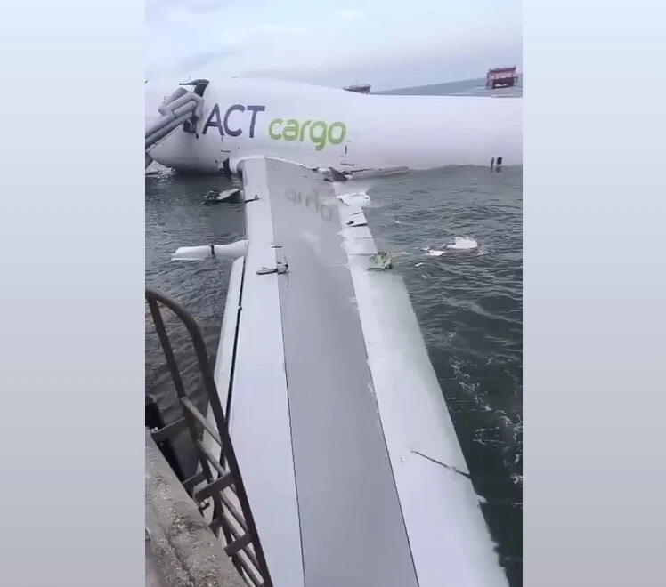 一架由阿聯酋迪拜阿勒瑪克圖姆國際機場飛抵香港的貨機，在降落北跑道時疑似衝出跑道並與地勤車相撞。 圖：翻攝自界面新聞