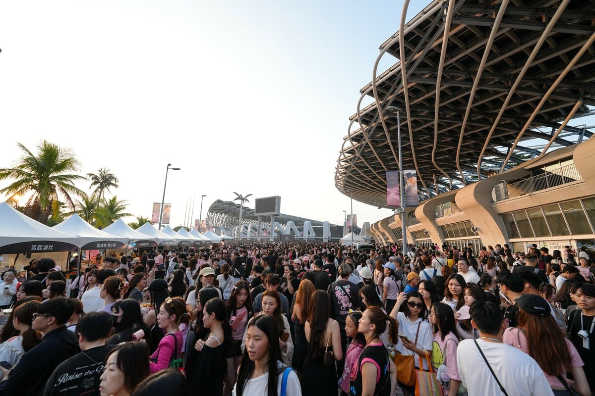 BLACKPINK再度登高雄開唱，18日世運主場館場內外即時人數達6.3萬人。 圖：高雄市交通局/提供