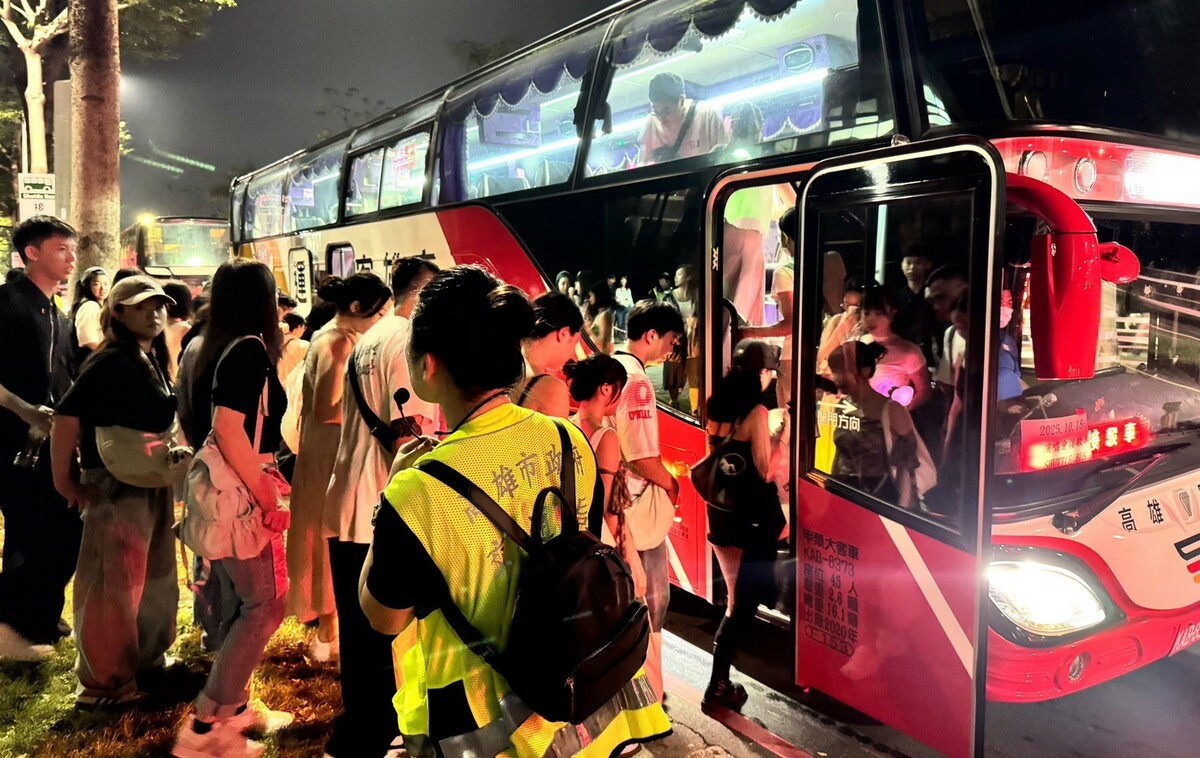 散場接駁車往返往返高鐵左營站及臺鐵新左營車站，有效分流捷運人潮。 圖：高雄市交通局/提供