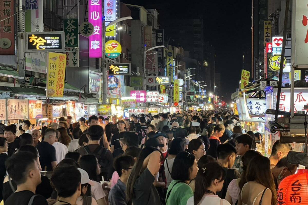 BLACKPINK再訪高雄掀起「粉紅浪潮」，帶動逾3億元觀光產值，夜市商圈業績成長至少3成。 圖：高雄市經發局／提供
