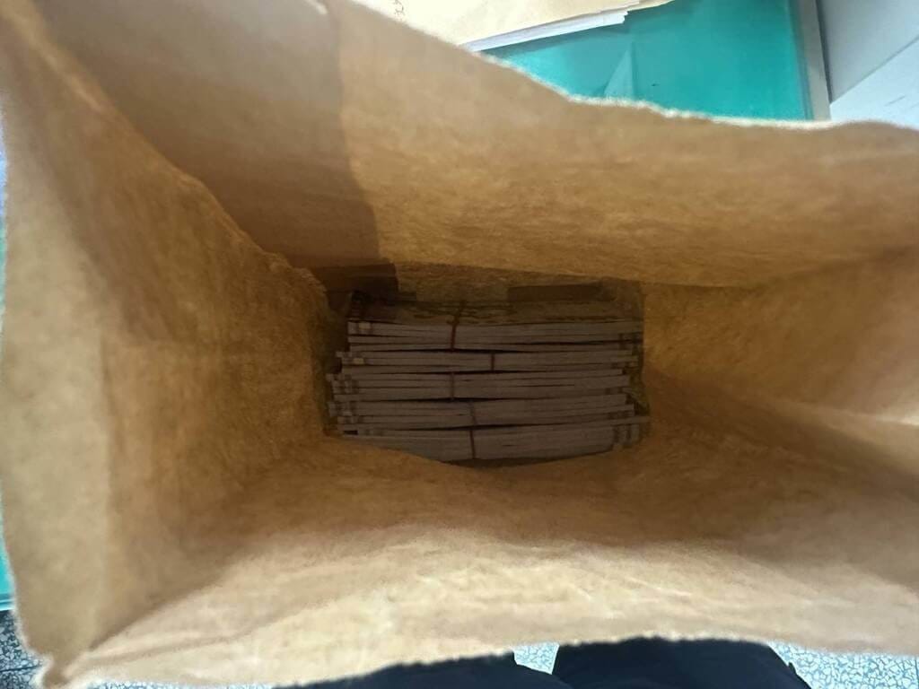 台中市警方20日說明，有民眾誤信靈骨塔使用憑證可換成權狀，初次交付新台幣59萬元後發現有異，警方利用雙方第2度面交60萬元時前往埋伏，將詐團成員逮捕。（民眾提供）中央社記者郝雪卿傳真  114年10月20日