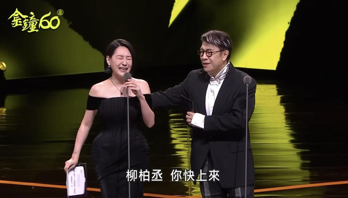 小S(左)確認得獎後，激動大喊主持搭檔派翠克的本名，「柳柏丞你快點上來」。 圖：翻攝自金鐘獎YT頻道