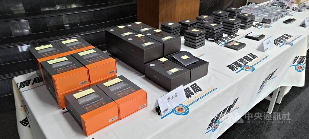 張姓男子自中國進口電視機上盒，可搭配專屬APP收看第四台、戲劇等未經授權來源節目，以「小雲機上盒」為名販售牟利，刑事局循線逮捕張男等12人送辦，並查扣機上盒等證物。（翻攝照片）中央社記者蘇木春傳真　114年10月20日