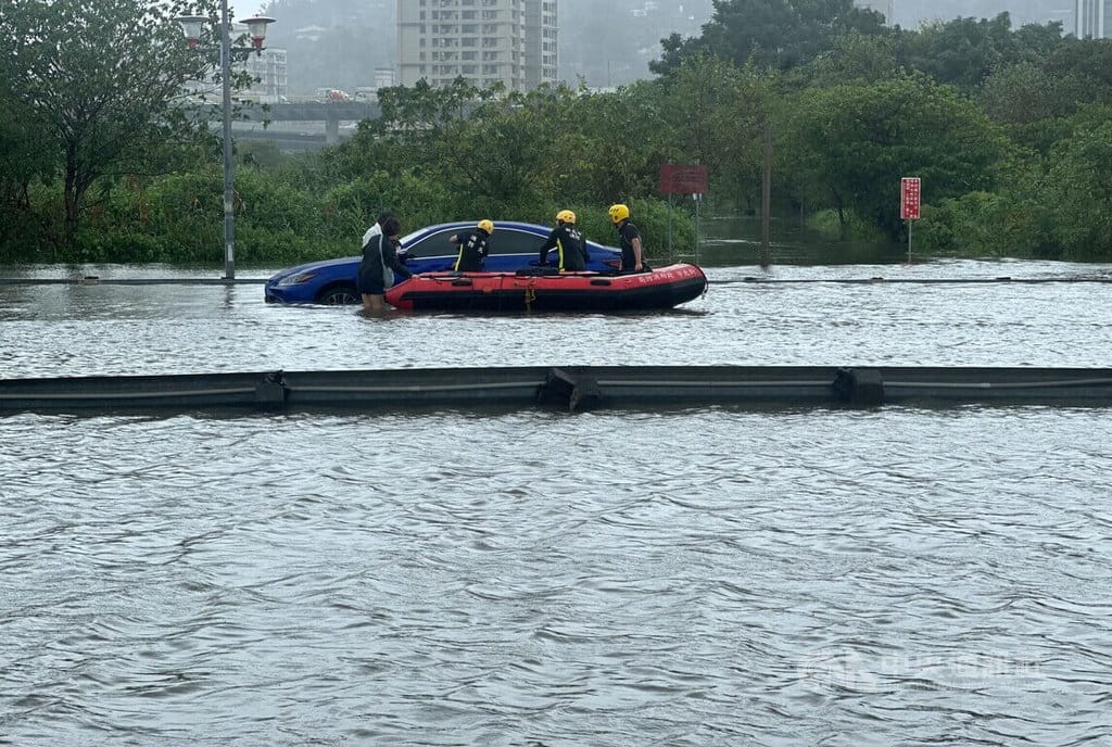 受豪大雨、抽水站抽水及大潮影響，20日上午新北市二重疏洪道內道路積水，一部自小客車受困，經警消救援，車上2人順利脫困。（翻攝照片）中央社記者王鴻國傳真　114年10月20日
