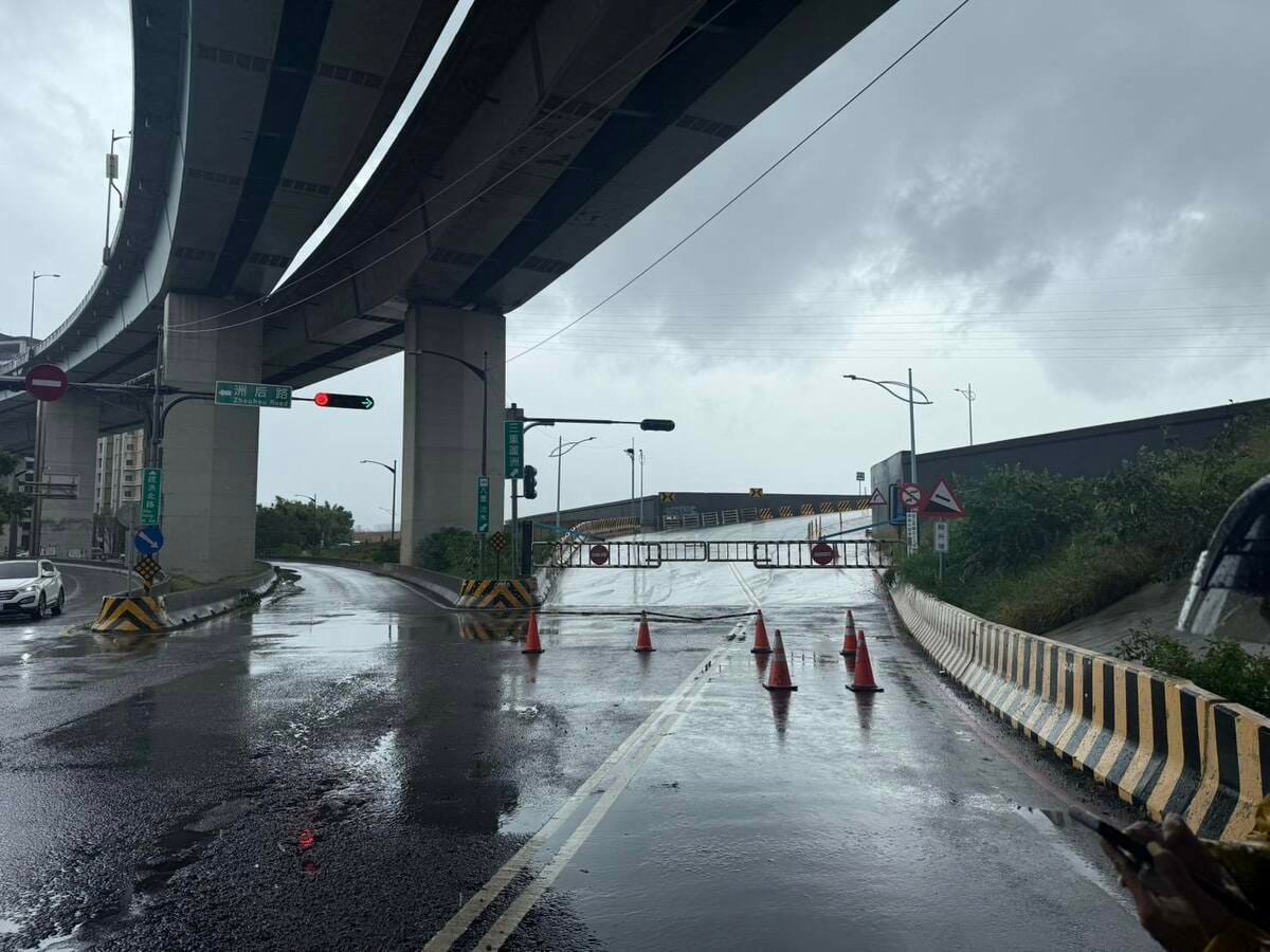 受強降雨影響，新北市封閉二重疏洪道及疏洪一路（疏洪四路至疏洪十路區段），並預防性關閉1、2、4、5、7號越堤道。 圖：翻攝「臉書」台灣讚警粉絲專頁