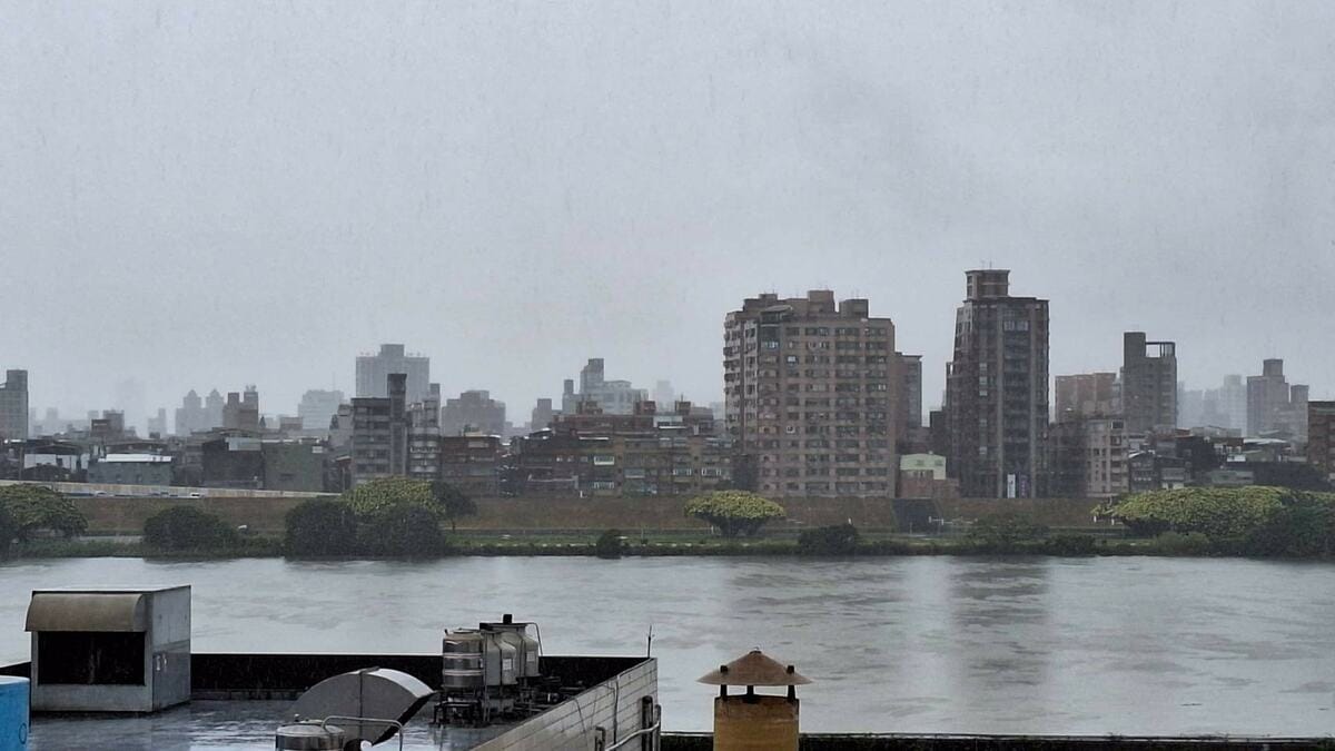 受大雨影響，淡水河水位高漲。 圖：翻攝「臉書」We Are Here 我是三重人粉絲專頁