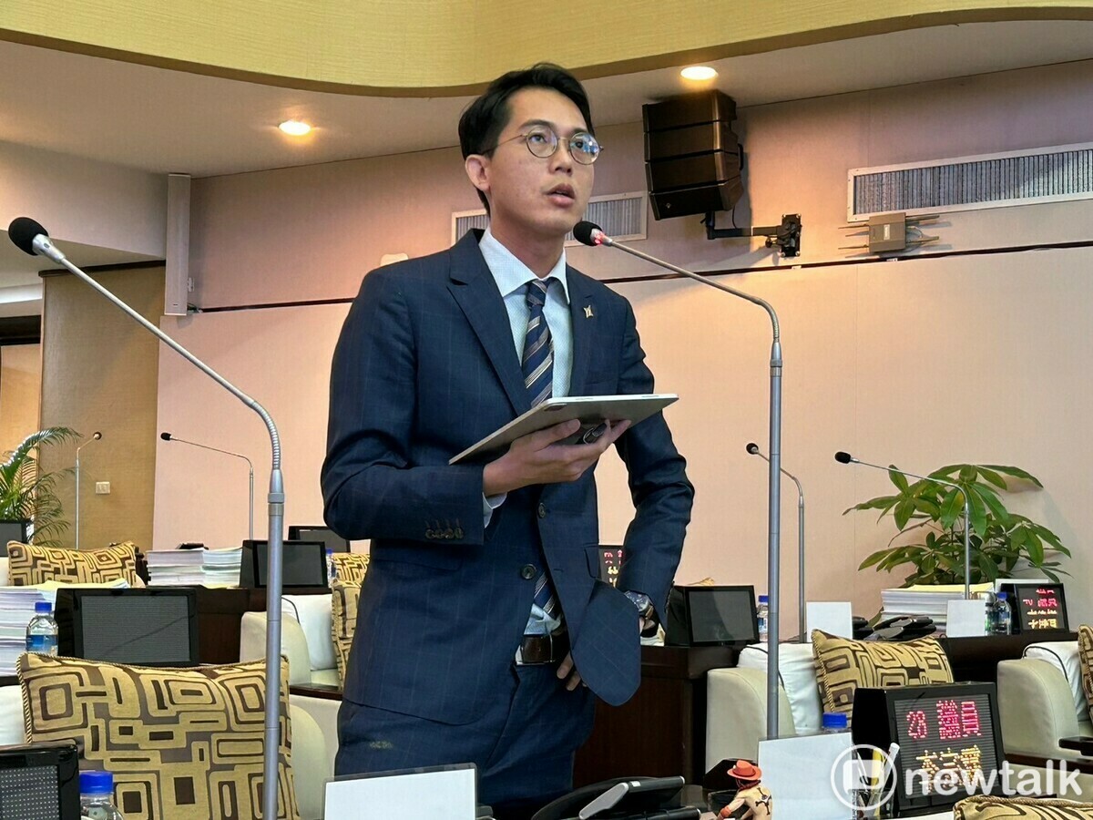 台南市議員李宗霖於環保衛生部門業務報告質詢衛生局時指出，水仙宮市場驚見中國醫藥傳直銷攤位，他擔心「醫療統戰」正以溫水煮青蛙方式滲入台灣。李宗霖要求衛生局立即稽查，並會同經發局市場處，向攤販宣導避免販售違禁品等觸法行為。 圖：李宗霖服務處提供