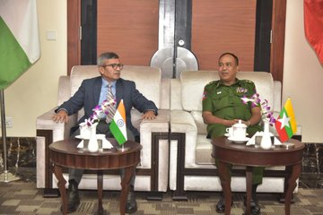 印度與緬甸近期因邊境地區島嶼可能有中國駐軍的問題爆發激烈衝突。圖為印度國防部長辛格(左)與緬甸武裝部隊訓練部長覺哥提克少將一起出席第二屆印緬年度國防對話。 圖：翻攝自 @SpokespersonMoD X 帳號