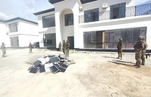 緬軍今對泰緬邊境附近的 KK 詐騙園區開展突襲行動，並查獲了 30 套星鏈網路設備。 圖 : 翻攝自紅星新聞