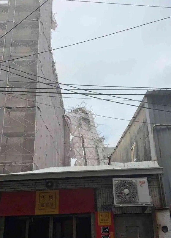 彰化鹿港遭強風吹襲，建築工地鷹架倒塌。 圖：民眾提供