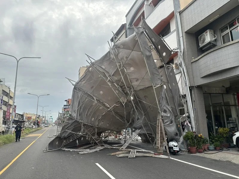 彰化市下午民宅外鷹架倒塌，嚴重影響交通。 圖：民眾提供