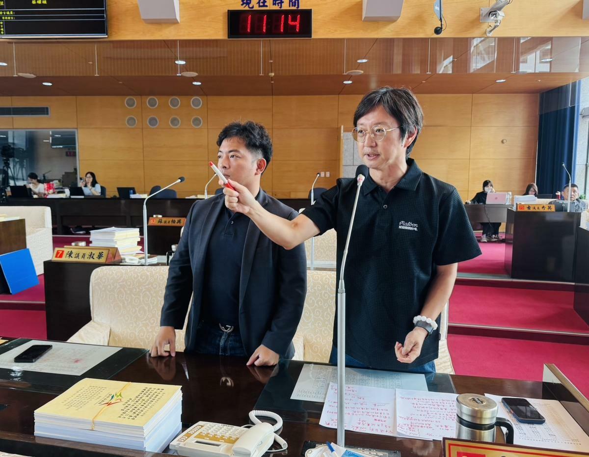 台中市議員江肇國、蔡耀頡在市議會質詢，要求經發局承諾明年的購物節別再用盧秀燕照片當宣傳，經發局長張峯源說，「市長的照片可以吸引消費」，令議員們啼笑皆非，直稱「你們是北韓來的嗎？」 圖：江肇國提供