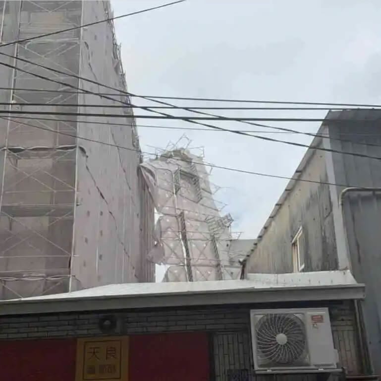 彰化縣鹿港鎮20日吹起陣陣強風，1處位在鹿港民俗文物館的建築工地發生部分鷹架坍塌事件，所幸並未造成人員傷亡。（民眾提供）中央社記者吳哲豪傳真  114年10月20日