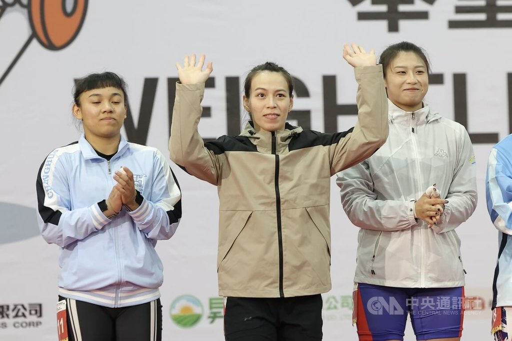 114年全國運動會在雲林登場，舉重女神郭婞淳（中）20日參賽女子組64公斤級，於介紹選手時向現場粉絲揮手致意。中央社記者翁睿坤攝　114年10月20日
