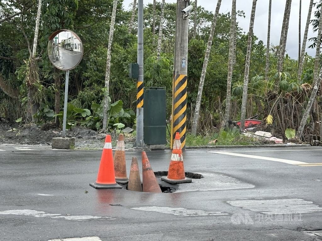馬太鞍溪堰塞湖潰流重創花蓮縣光復鄉，目前當地側溝和下水道清理告一段落，但有不少水溝蓋遺失，街區可見不少地方先用橘色交通錐擺放示警，提醒用路人留意。中央社記者李先鳳攝　114年10月20日