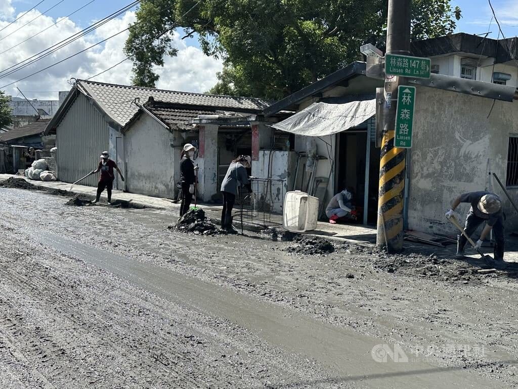 馬太鞍溪堰塞湖潰流重創花蓮光復，近日於側溝和下水道清理完後發現疑似有不少水溝蓋遺失。警方20日表示，初步研判可能因清理廢棄物、搬運土石或施工後未及時復原所致，尚無明確不法跡象。圖為民眾清淤作業情形。中央社記者李先鳳攝　114年10月20日