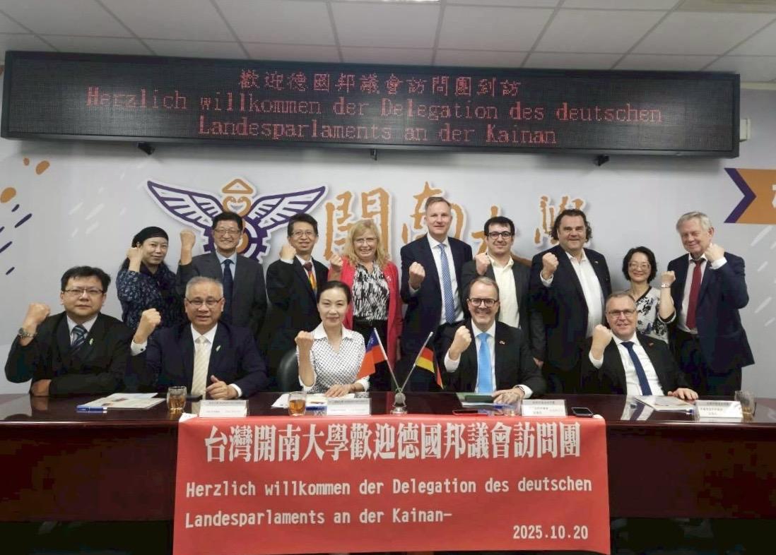德國邦議員團參訪開南大學與碩高科技。 圖：開南大學提供