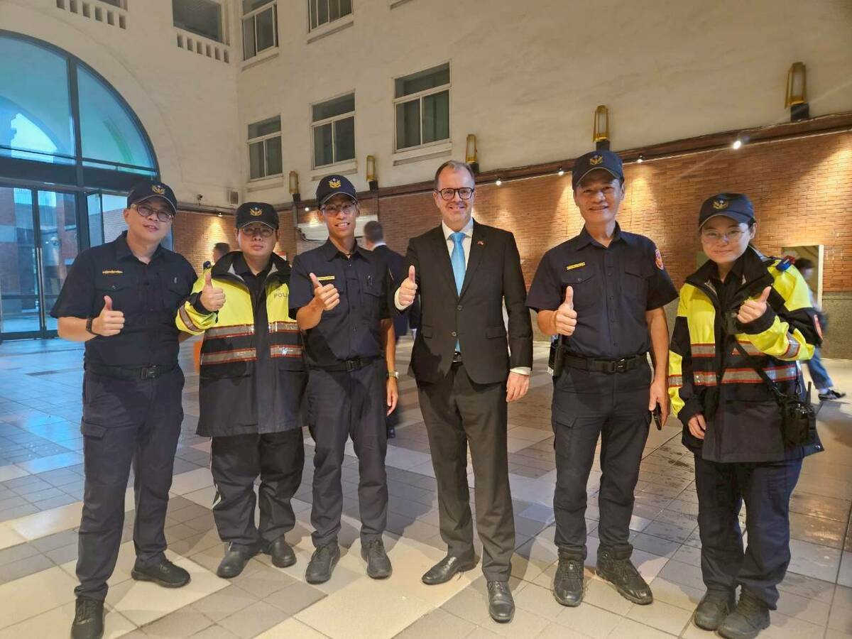 本次德國邦議員團來訪，全程由桃園市政府警察局蘆竹分局提供禮賓護送勤務。 圖：開南大學提供