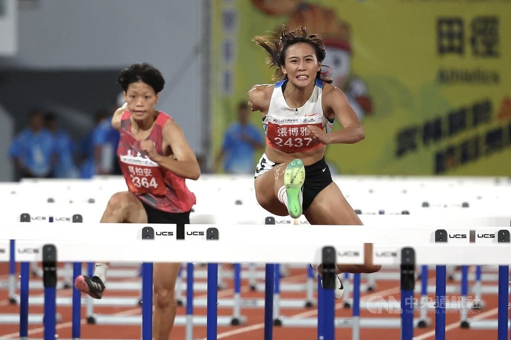 114年全國運動會20日持續在雲林展開，20日晚間進行女子組田徑100公尺跨欄決賽，「跨欄甜心」張博雅（右）以12秒94的成績順利奪金。中央社記者翁睿坤攝　114年10月20日