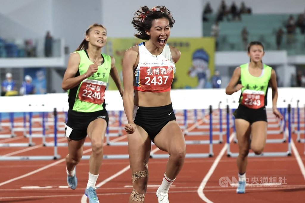 田徑女將張博雅（中）在114年全國運動會代表花蓮縣出賽，20日晚間在女子100公尺跨欄決賽以12秒94拿下金牌，跨過終點線後興奮吶喊。中央社記者翁睿坤攝　114年10月20日