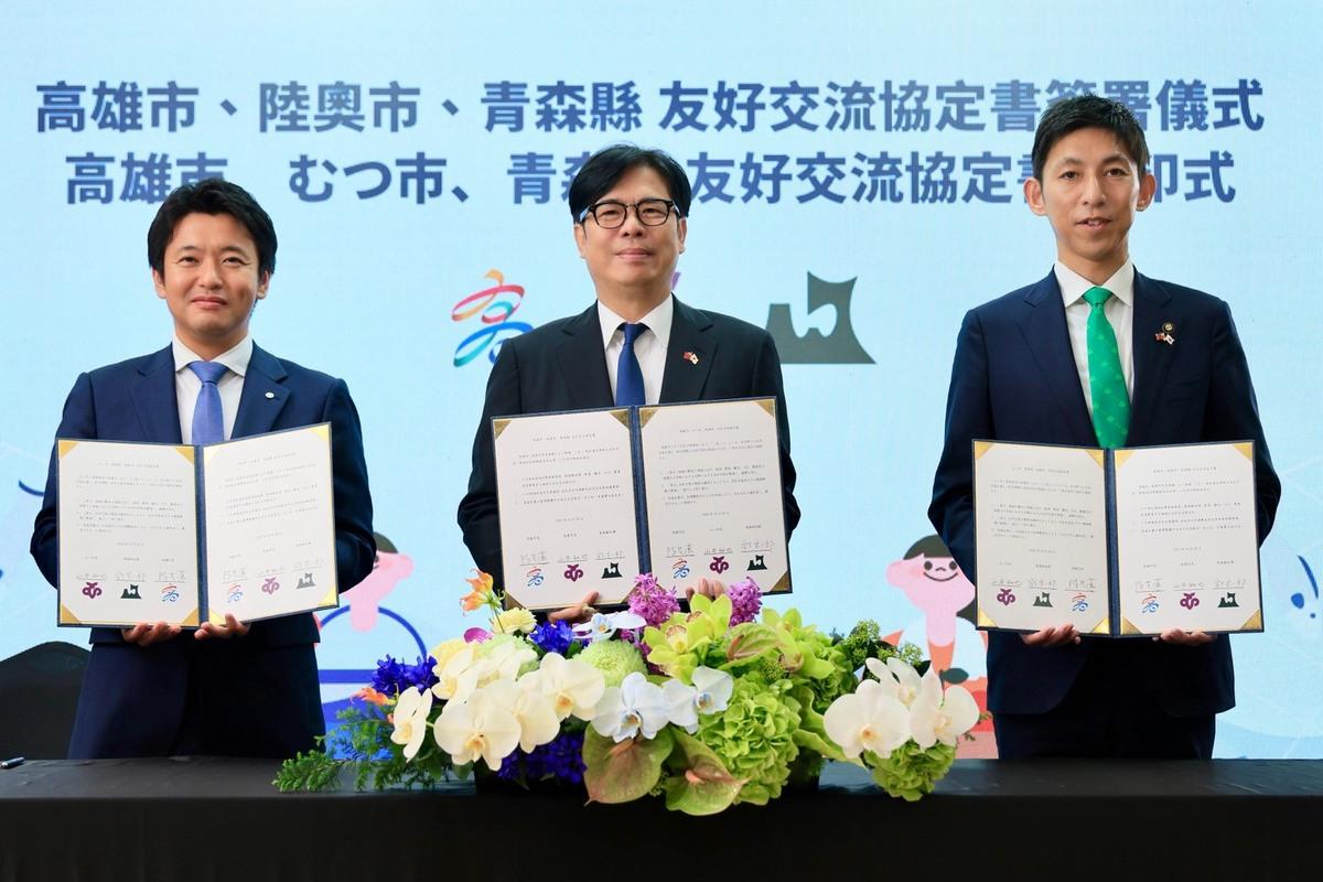 陳其邁(中)與宮下宗一郎(左)及山本知也(右)共同簽署友好交流協定。 圖：高雄市行國處/提供