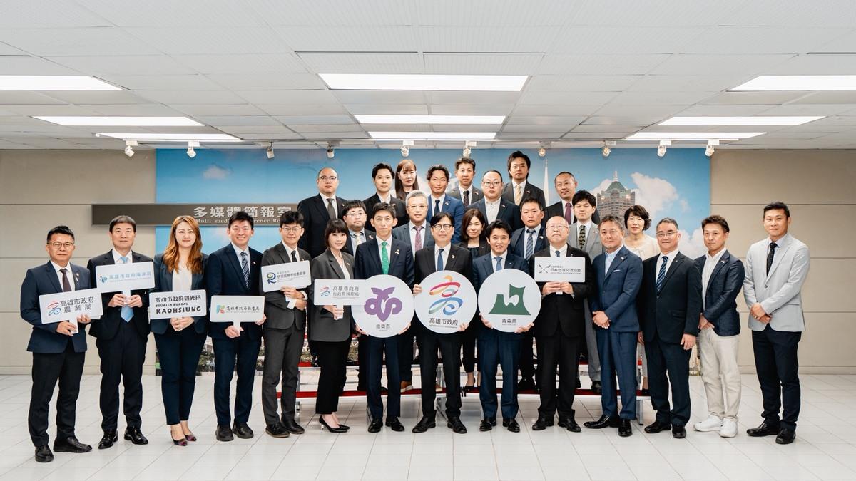 日本青森縣、陸奧市訪團拜會高雄市政府，正式簽署三方友好交流協定書，象徵三方多年交流正式邁入新階段。 圖：高雄市行國處/提供